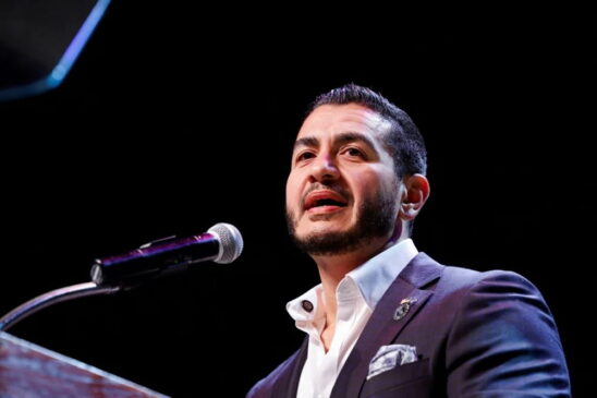 El médico musulmán progresista El-Sayed gana primarias democrátas al Senado en Michigan