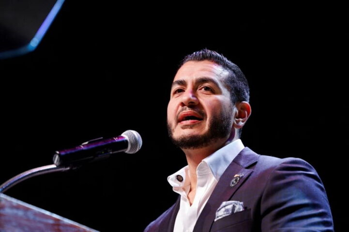 El médico musulmán progresista El-Sayed gana primarias democrátas al Senado en Michigan