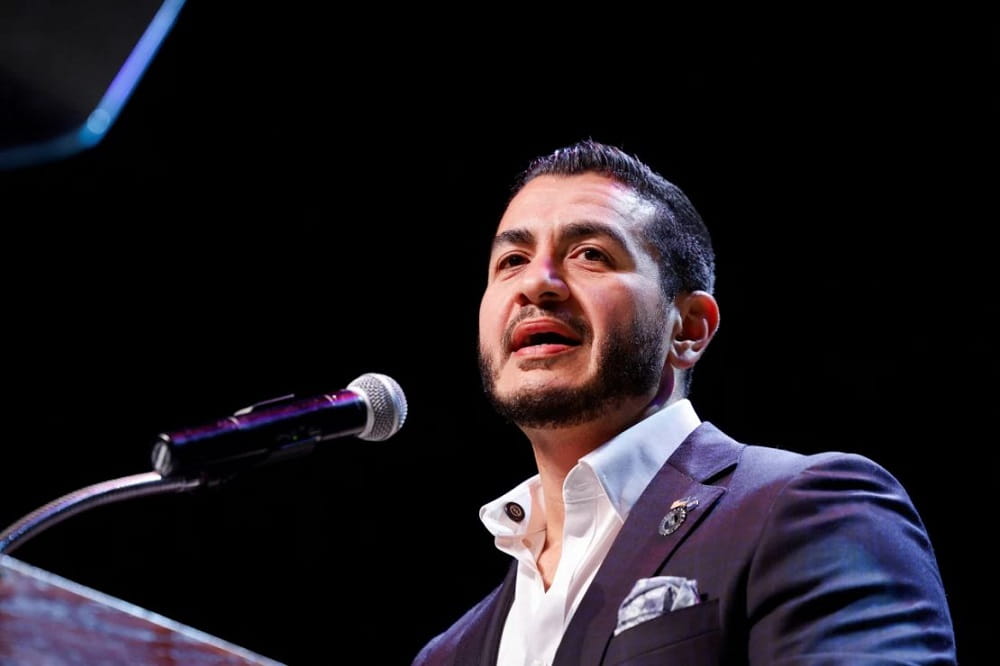 El médico musulmán progresista El-Sayed gana primarias democrátas al Senado en Michigan