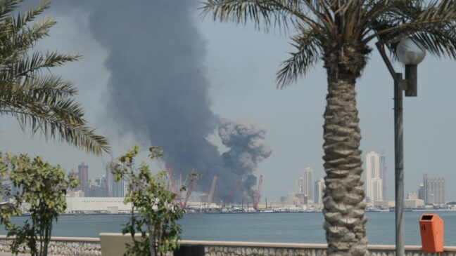 Humo se eleva tras un ataque con misiles realizado por Irán contra la Armada estadounidense en Baréin (1)
