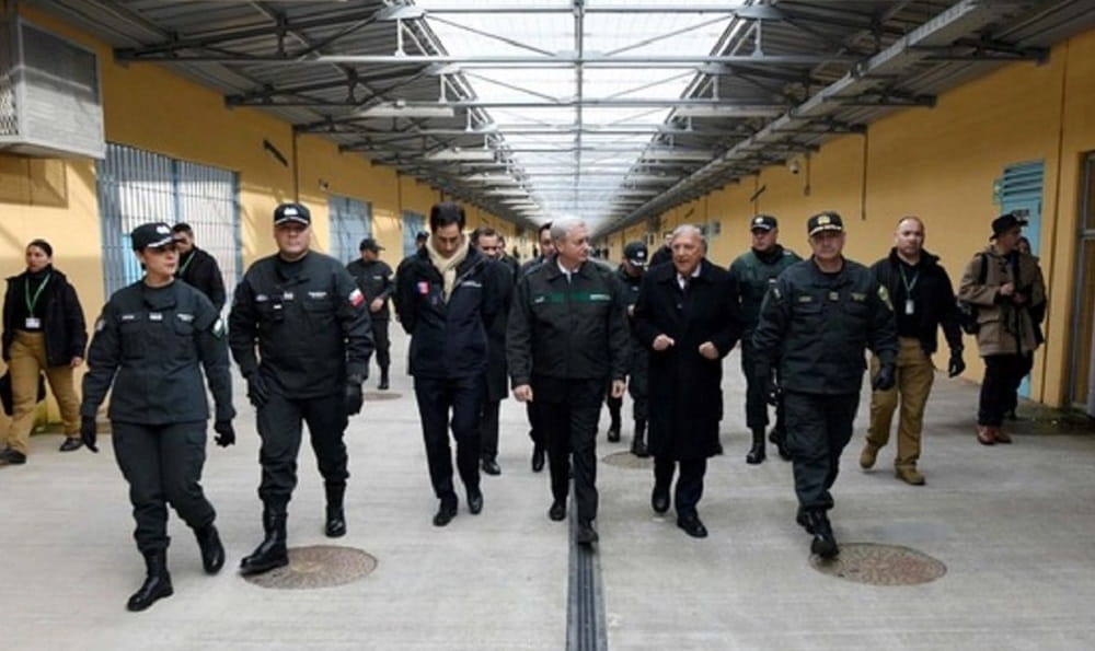 Kast encabeza traslado de reos a cárcel de alta seguridad