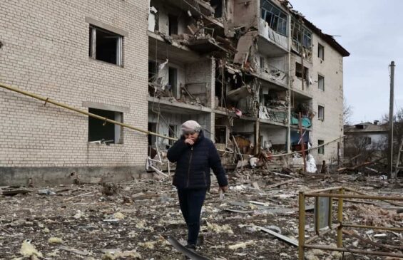 Un ataque masivo de drones ucranianos hiere objetivos civiles en Rusia. (1)