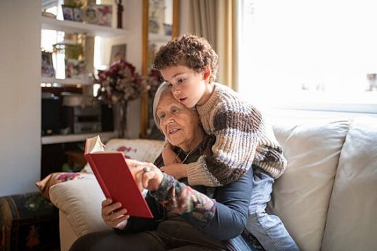 abuela leyendo a nieto