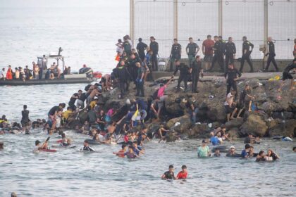 Tenso traslado  de Inmigrantes en Ceuta a centro de acogida por desequilibrio en capacidad