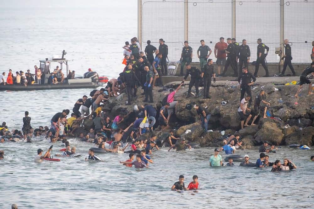 cientos-de-personas-de-origen-magrebi-cruzan-a-ceuta-desde-marruecos