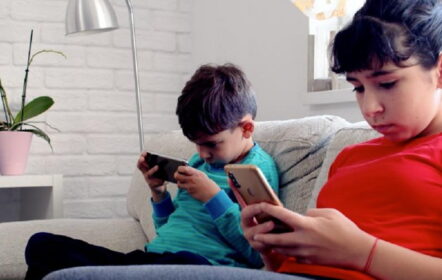 Arrancan foros regionales sobre el impacto de las pantallas en infancias y juventudes en Nuevo León