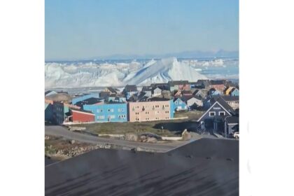 Iceberg gigante se vuelca frente a un pueblo de Groenlandia