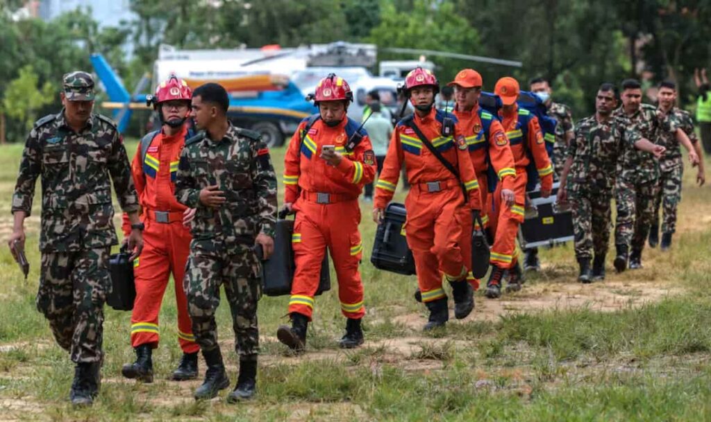 rescatistas en Nepal (1)