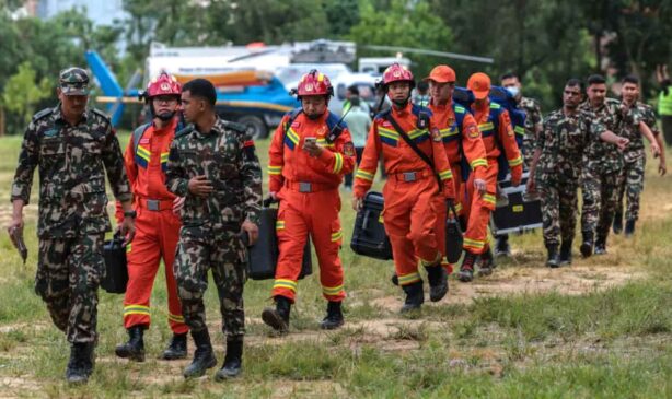 rescatistas en Nepal (1)