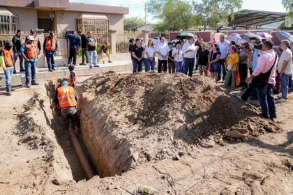 HERMOSILLO. Supervisa Toño Astiazarán pavimentación con concreto de la avenida Huásabas en la Lomas de Madrid