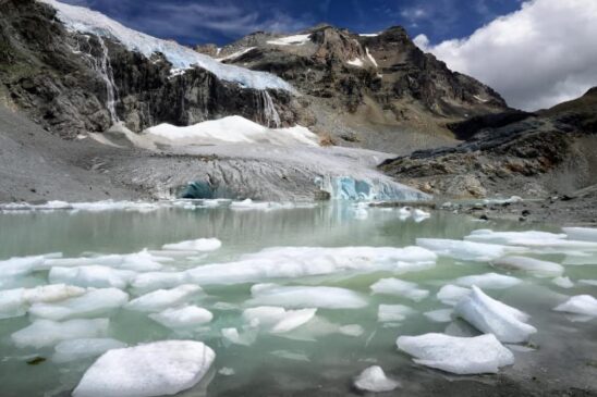 uno-de-los-glaciares-de-los-alpes-en-proceso-de-desglaciacion