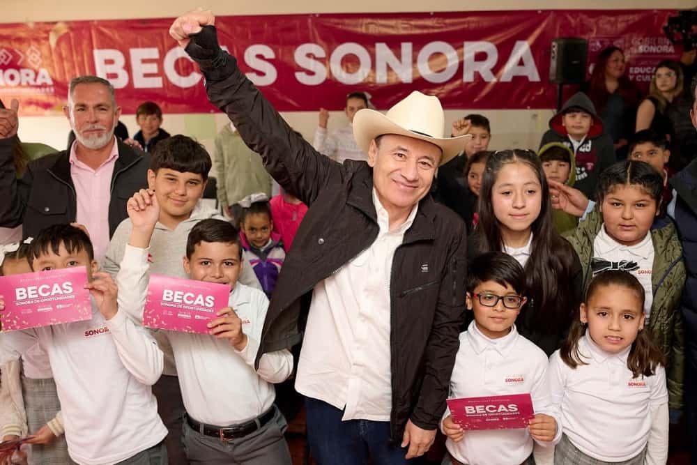 Durazo cambia el futuro de una generación con más de 736 mil becas entregadas. (1)
