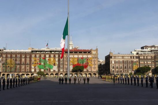 México recuerda a víctimas de los sismos de 1985 y 2017 con bandera a media asta