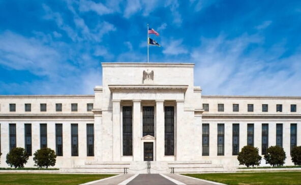 fed-sube-tasa-por-primera-vez-desde-2023-y-presiona-a-wall-street