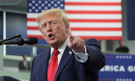 Trump señala sin pruebas a gobernadora de Arizona de recibir sobornos de cárteles