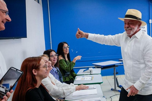 Lula votando