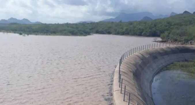Presa Ignacio L. Alatorre alcanza límite y vierte agua en Empalme. Foto de Blanca Ruelas