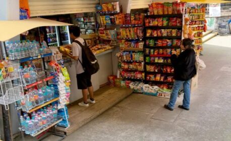 Venta de comida chatarra persiste sin restricciones en universidades