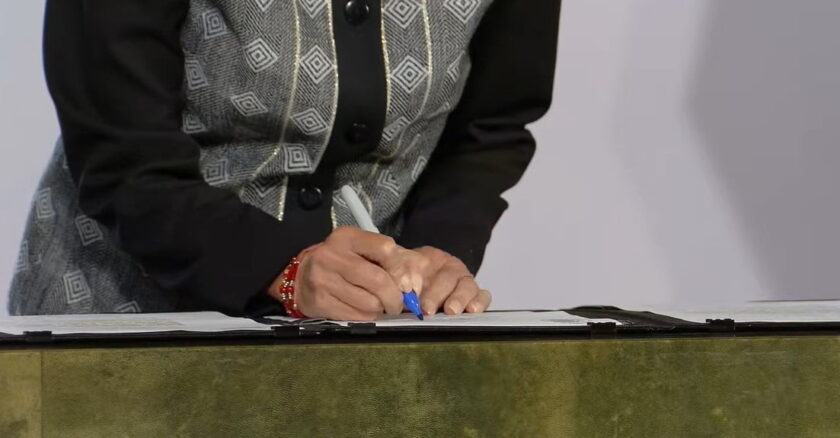 firma del decreto doble nacionalidad (1)