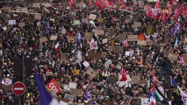 miles de jóvenes salen a protestar en Francia (1)