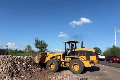 Reparan caminos tras lluvias de Polo